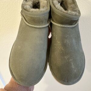 UGG Olive Suede Ankle Boots w FLAW